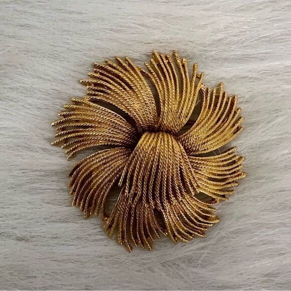 Vintage Monet Cordelia GoldTone Metal Flower Pin Brooch - Picture 4 of 10